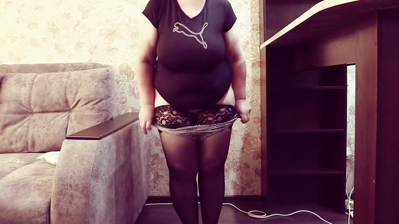 Bouge ton gros cul dans ta nouvelle culotte. Femme mature essaie une grande culotte.