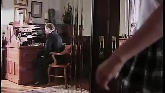 Üniversiteli kız notlarını yükseltmek için profesörünü sikiyor