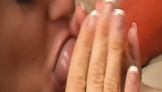 Heißes brünettes schätzchen wird geleckt und bis zum orgasmus gefingert