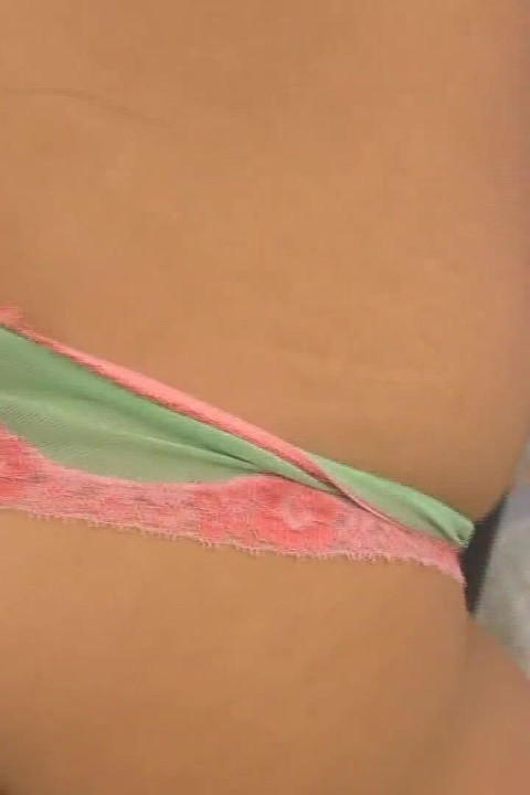 黑髮蕩婦手指滴著丁字褲的騷穴挑逗