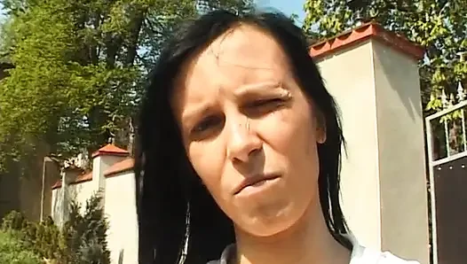 Cewek cantik rambut cokelat masturbasi sebelum nyepong kontol aksi pov