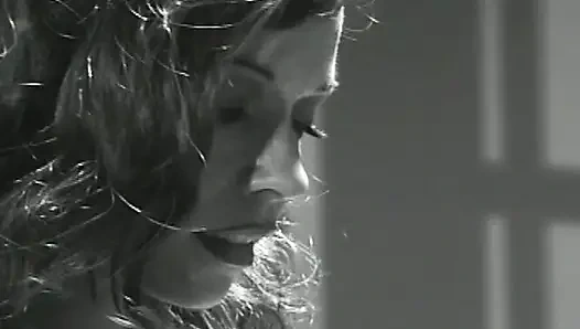 Blonde schlampe von brünetter im dreier-muschifest verschlingt