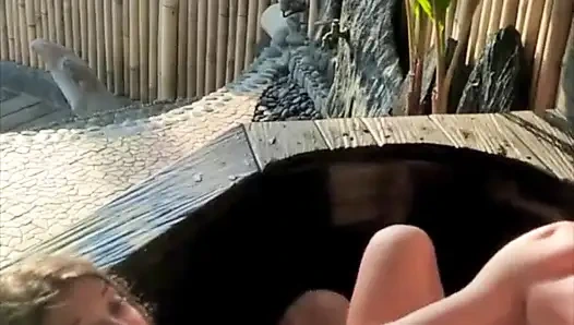 Genç çifti açık havada verandada sikiyor