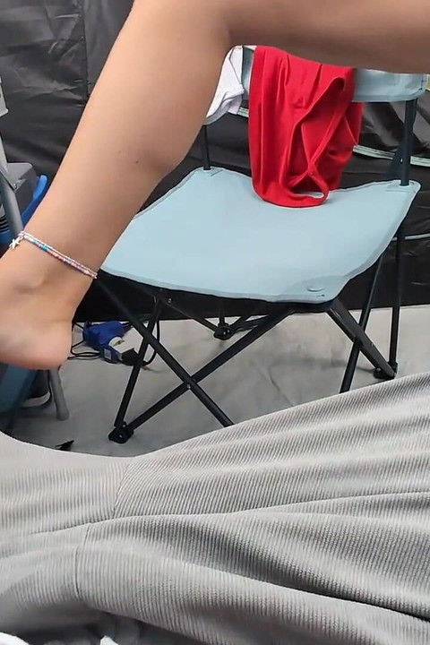Seks i gutanje sperme neznanca u šatoru na kampu