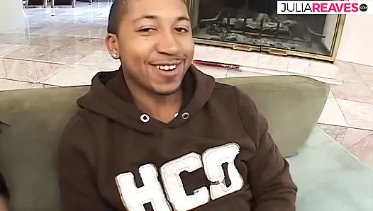 Черный папочка с его большим членом сводит ее с ума