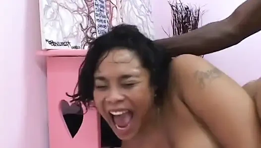 Черная сучка с красивыми сиськами получает сперму в рот после жесткого траха в постели
