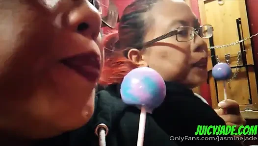 Ağzım ve dilim seni güçsüz mü yapıyor? Lolipop yalıyor ve emiyor bunu sana yaptığımı hayal edebilir misin?