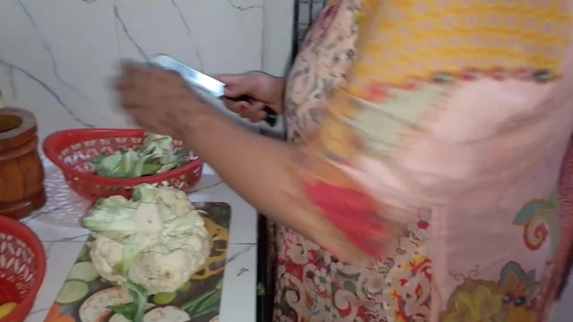 Desi Bhabhi fucked while cutting vegetables in the kitchen