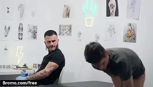 Lev Ivankov, fille mince et mince, se fait défoncer le trou du cul par son artiste tatoué super sexy Fly Tatem - BROMO