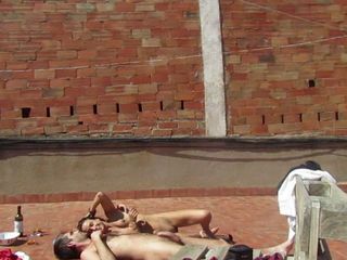 Amateurpaar neukt op het terras, seks buiten
