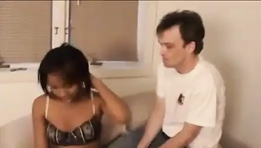 Dik memeli şehvetli zenci kadın beyaz yarakla sikilmeyi seviyor