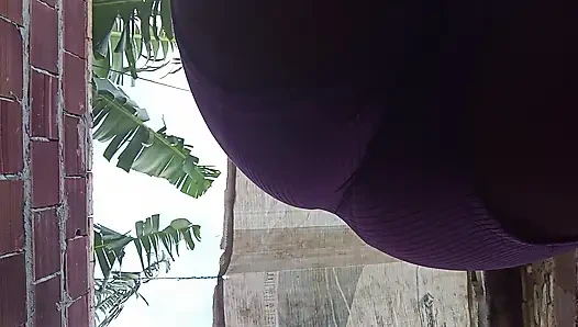 Istri bbw nakal memamerkan payudaranya yang besar dan memek berbulu panas di luar ruangan