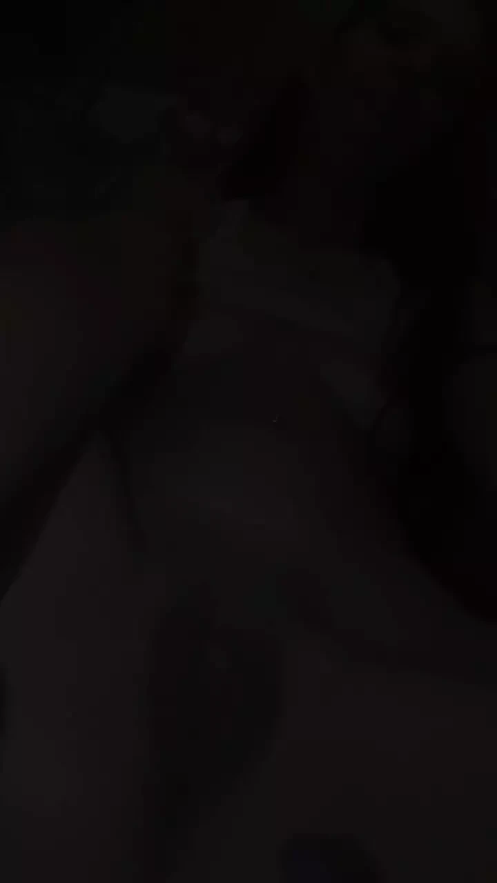 Uništavam moju pičku u toaletu