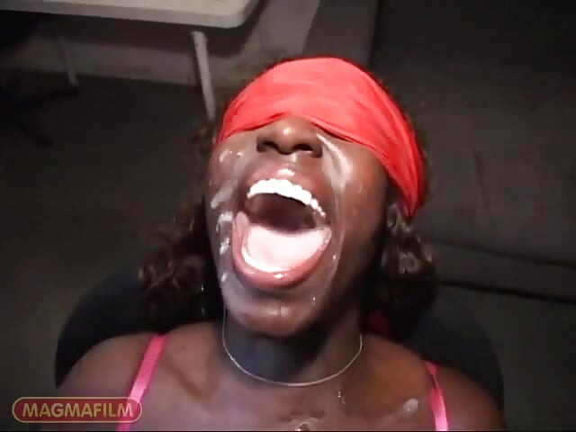 Una cerda negra de gangbang es vendada y rociada