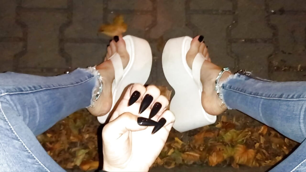 Night walk in my ripped skinny jeans & ultra-high white platform flip-flops, showing off my painted toes