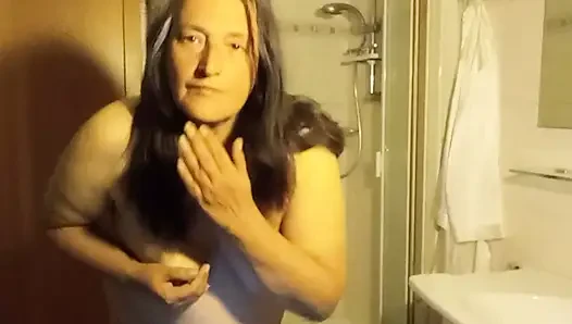 Her gün dışarı bak - Eva banyoda doğal Rubens figürünü gösteriyor