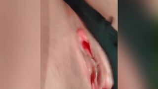 Karolina masturbiert mit einem schnuller