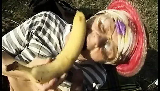 Bu Alman ninenin açık havada sikilmesini izleyin