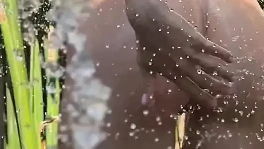 Стриптиз под текущей водой и мастурбация красивыми пальцами