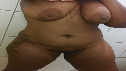 Une maîtresse coquine à gros nichons prend une douche