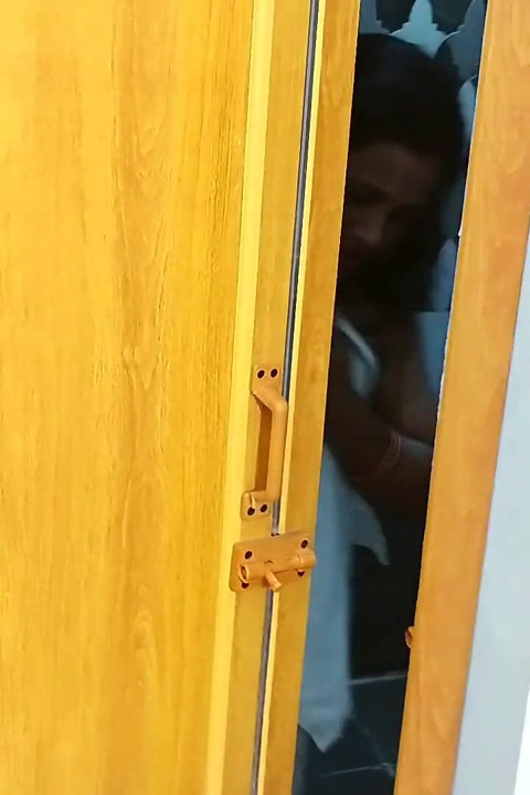 Bhabhi , infelizmente fodida por Devar enquanto veio do banheiro