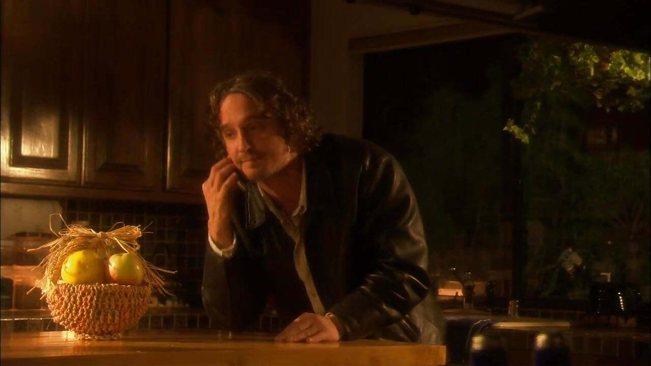 Καυτά μυστικά στο σπίτι μια σκοτεινή νύχτα...