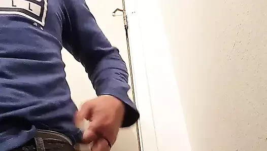 Boşalma ile mastürbasyon yapıyor
