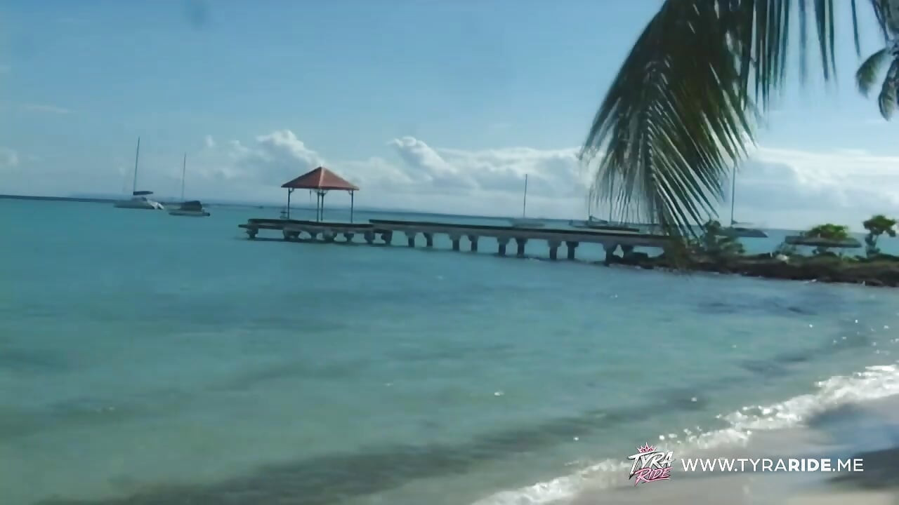 Loira faz boquete ao ar livre no penhasco durante adulto tropical