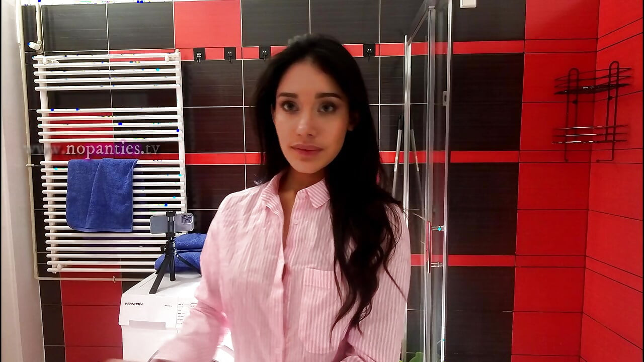 Zgodna sitna brineta u kupatilu se sprema za noćni izlazak u gaćicama i košulji