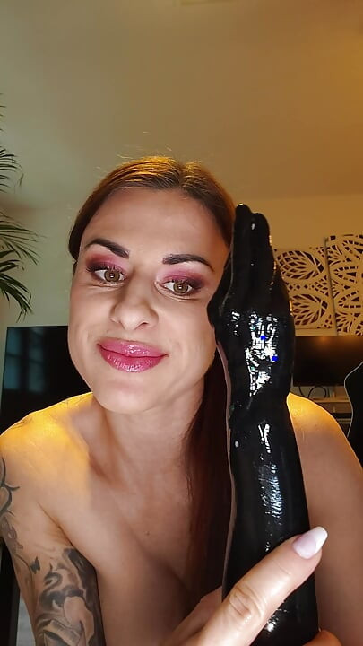 Billie încearcă o nouă jucărie de cu pumnul