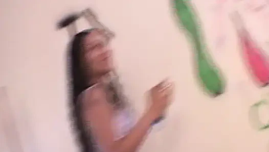 Brünettes schätzchen lutscht und fickt in der graffiti-Den