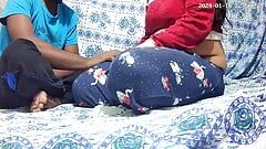 Büyük memeli Nepalli anne ve baba odada seks yapıyor