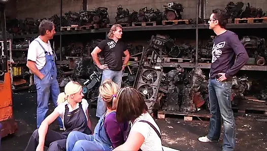 Fickorgie beim Autoevent, geile muschis werden gestopft!