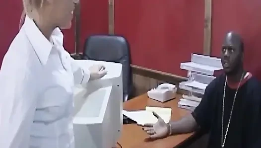 Зрелая милфа-блондинка пожирает большой черный член и принимает глубокий кримпай