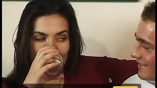 Cewek manis rambut cokelat melucuti pakaiannya sambil pamer toket kecilnya