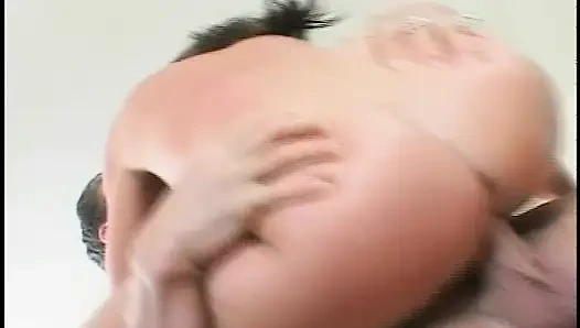 Büyük adam ateşli bir genç kızın meme uçlarını emiyor ve sıkı deliklerini birçok şekilde parçalıyor