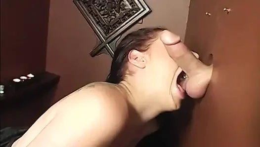 Aksi hot tante seksi rambut merah yang lagi asik nyepong kontol di gloryhole