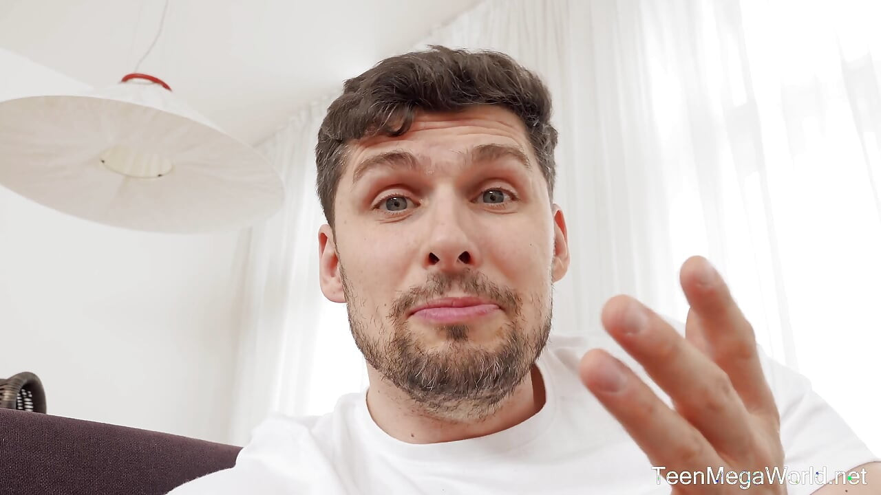 Fałszywy agent spuszcza się na blond modelkę