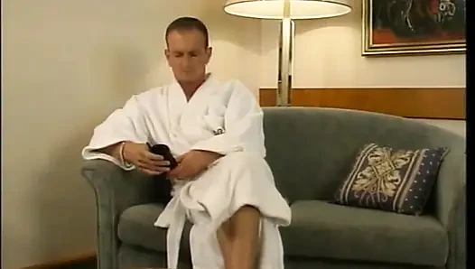 – Güzel bir kaltak derim.
