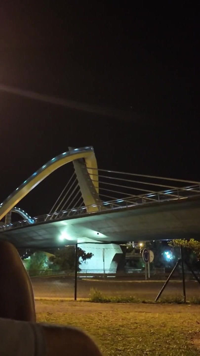 露出癖のある人がその場で娼婦に近づいた。彼女は彼をどう扱っていいのかわからない。|クリップ2