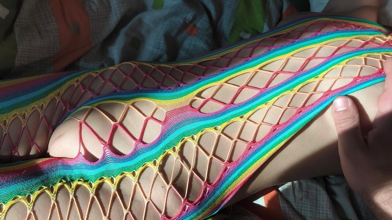 Sensual meia-irmã fantasiada me deixa tocar sua buceta virgem apertada e seguir seu esboço