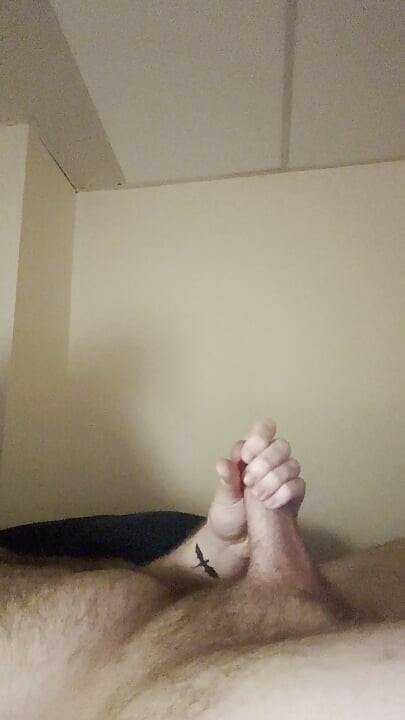 丰满的鸡巴在我毛茸茸的身体上喷出