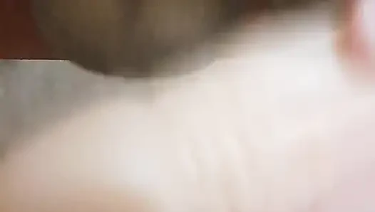 Sissy, bir topu kırma seansından sonra boşalıyor