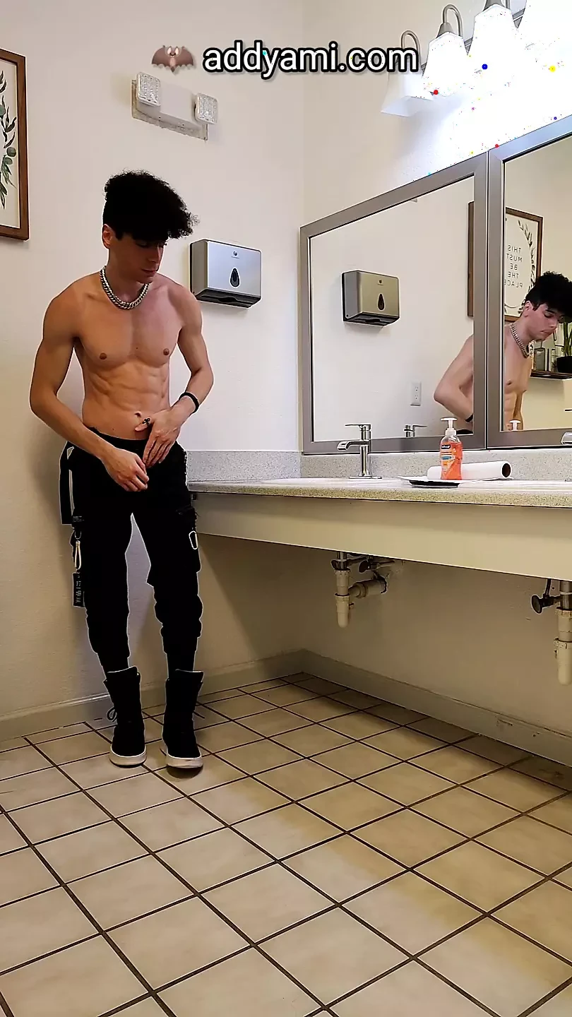Emo membelai pantat telanjang di kamar mandi gym sekolah pov