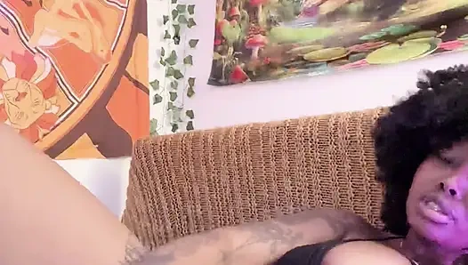 Sexy ebenholz-schlampe stopft ihre muschi mit einem riesigen dildo