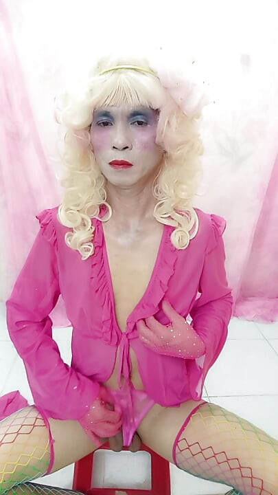 섹시한 옷을 입은 트랜스젠더 Oanh Le, 포르노, 부드럽게 자지 주무르기 너무 행복해
