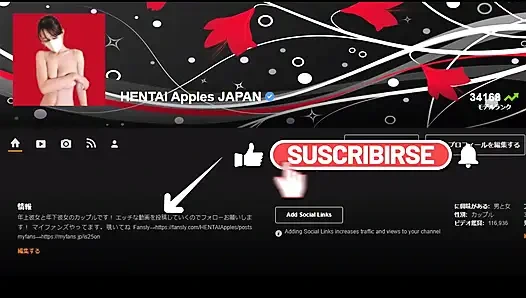 Wanita yang langsing dan semok berdandan sebagai pembantu dan memberikan layanan.