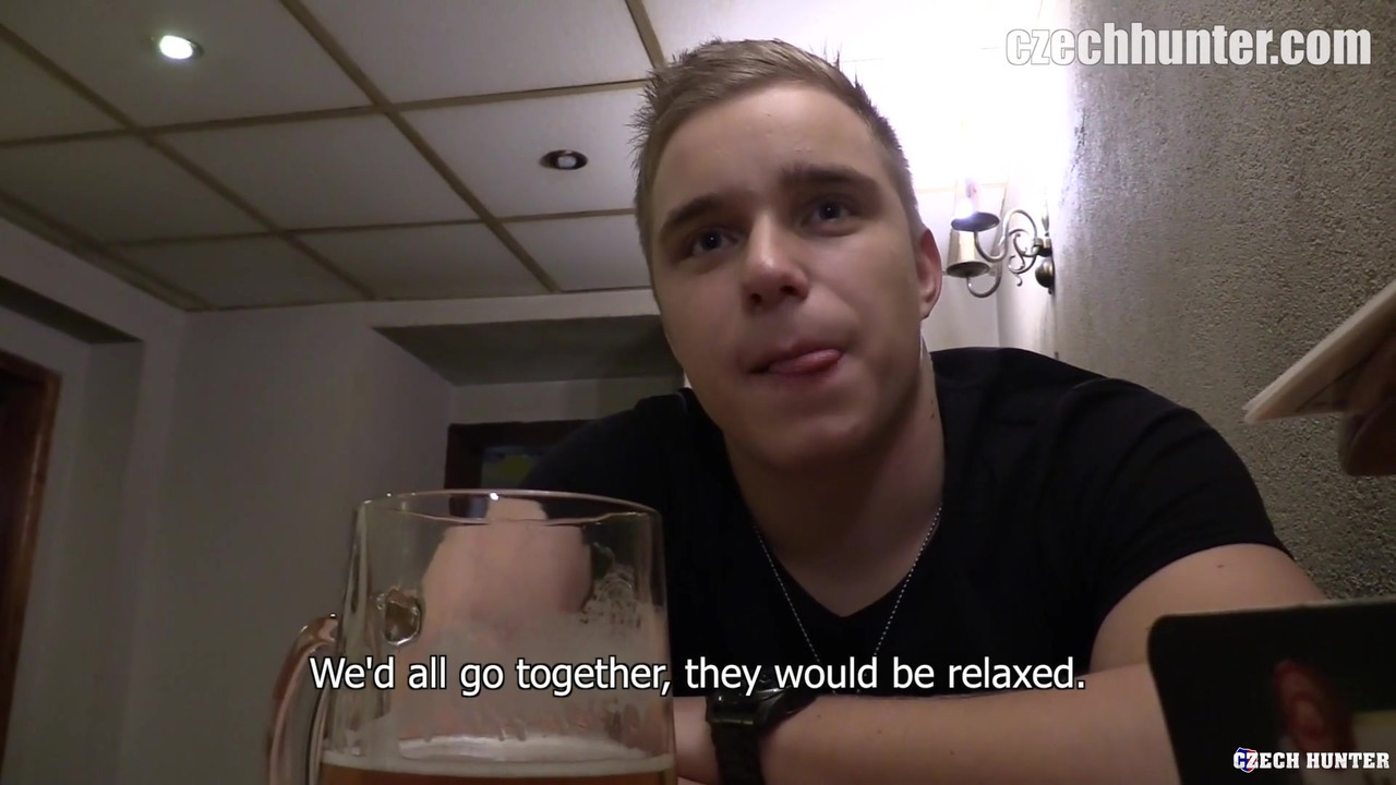 Twinkpop - 他给去年夏天性交的一个运动型小妞叫来带他的饥渴朋友参加群交