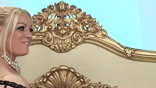 Stacey Scissor, ihre Nachbarin,