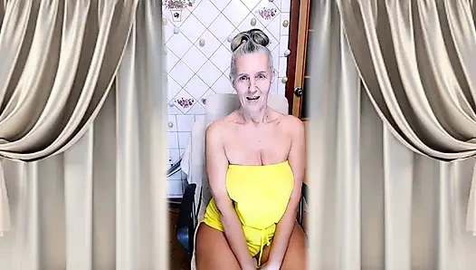 Грудастая зрелая мачеха Лукерия раздевается и мастурбирует на кухне по утрам.